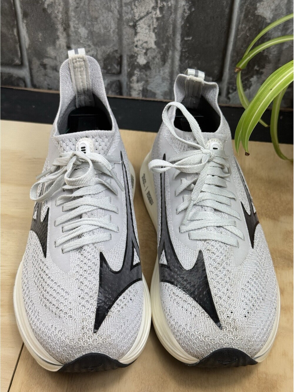 Mizuno Neo Zen Men's Gray/Black Low Top Lace-Up Athletic Sneaker J1GD258622 - Picture 3 of 7